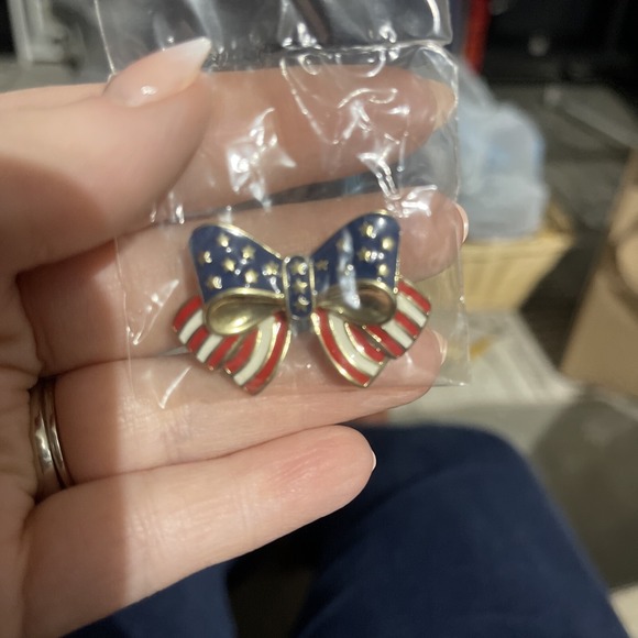 Avon 2012 Patriotic Bow Pin , Red , White and Blue - Picture 2 of 3